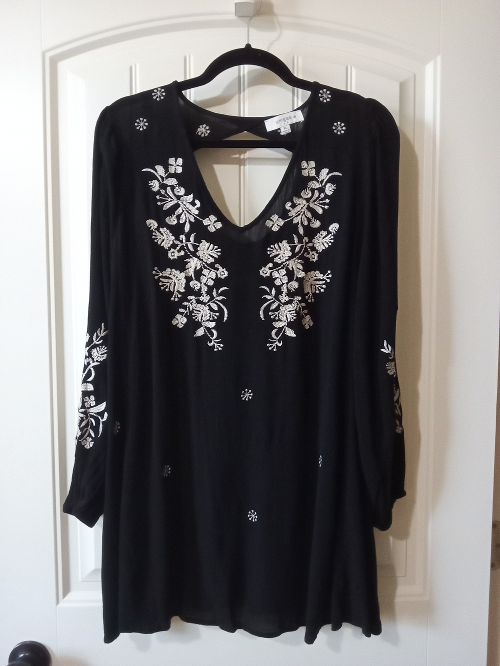 Umgee Black Long Sleeve Tunic Top with Cream White Floral Embroidery Sz XL